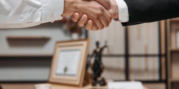 ÎCCJ a decis: reprezentarea juridică se poate realiza de către consilieri juridici independent de înscrierea acestora în Tabloul profesional