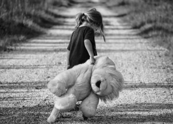 Comisia Europeană a adoptat Recomandarea pentru o mai bună protecție a copiilor împotriva violenței