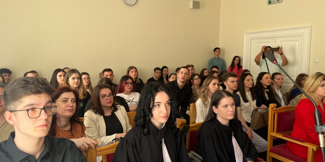 Paul Chichișan, cel mai bun student  de la U Oradea, în  rol de judecător