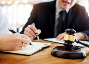 Suspectul sau inculpatul poate să nu își exercite dreptul de a fi asistat de un avocat ales