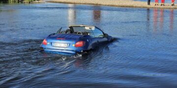 Pompieri, cu scafandri, paramedici,o autospecială de terapie intensivă la Sântandrei. Peugeot decapotabil pe jumătate scufundat în Criș. Mașina a fost închiriată