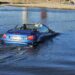 Pompieri, cu scafandri, paramedici,o autospecială de terapie intensivă la Sântandrei. Peugeot decapotabil pe jumătate scufundat în Criș. Mașina a fost închiriată