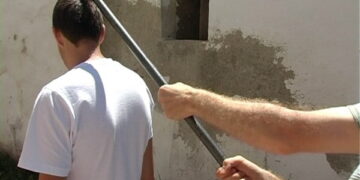 Înarmați cu pari, trei bărbați au alergat un altul prin centru Marghitei și l-au bătut până a căzut jos. Poliția chemată de un ofițer de ordine publică aflat în timpul liber