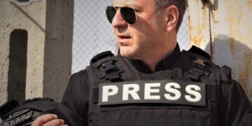 Un jurnalist celebru se retrage din televiziune. Fiul său,  diagnosticat cu autism, urmează un tratament inovativ în Viena