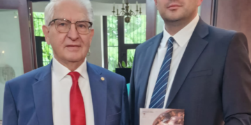 Neurochirurgul Aurel Mohan la Academia  Română, alături de celebrul doctor Alexandru-Vlad Ciurea, la lansarea volumului “Bolile Neurodegenerative. ” Îl respect pe cel care m-a învățat neurochirurgia, ca pe propriii mei părinți!”