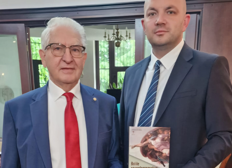 Neurochirurgul Aurel Mohan la Academia  Română, alături de celebrul doctor Alexandru-Vlad Ciurea, la lansarea volumului “Bolile Neurodegenerative. ” Îl respect pe cel care m-a învățat neurochirurgia, ca pe propriii mei părinți!”