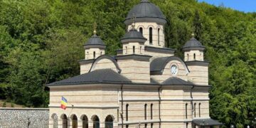 “Izvorul Tămăduirii” la Mănăstirea Izbuc. Ce se întâmplă în aceste zile la Călugări, la hramul mănăstirii