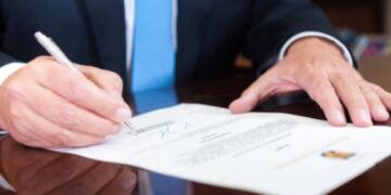 Legea ce îi scapă pe evazioniștii care plătesc prejudiciul și 15% în plus a fost promulgată