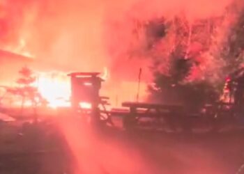 O cabana de pe strada Izvorului arde violent