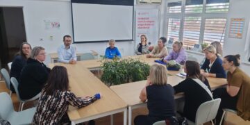 Asociația Filantropia Oradea și Justice Initiative România, scenă pentru supraviețuitoarea lagărului copiilor de la Cighid, într-un proiect de educație preșcolară