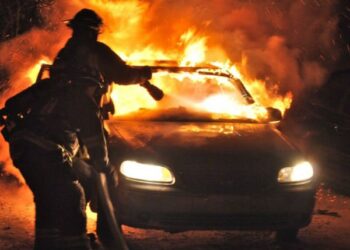Fost polișist de frontieră, reținut după perchezițiile din Oradea și Livada. Ar fi incendiat o mașină în centrul Oradiei