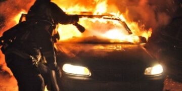 Fost polișist de frontieră, reținut după perchezițiile din Oradea și Livada. Ar fi incendiat o mașină în centrul Oradiei