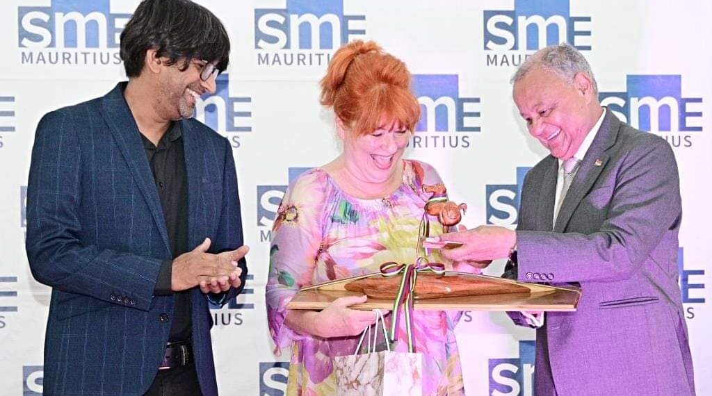 Orădeanca Adina Albu, invitată la Universitatea din  Mauritius să ajute la dezvoltarea afacerilor cu specific local. E expert în designul produselor din piele și marochinărie și a fost remarcată de vicepreședintele țării