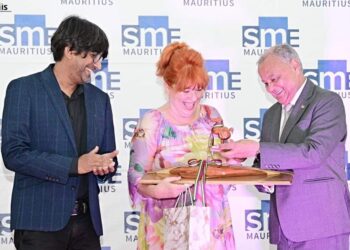 Orădeanca Adina Albu, invitată la Universitatea din  Mauritius să ajute la dezvoltarea afacerilor cu specific local. E expert în designul produselor din piele și marochinărie și a fost remarcată de vicepreședintele țării