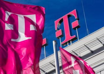 Miliardarul Zoltan Teszari cumpără, împreună cu un alt mogul media, operatorul de telefonie mobilă Telekom România