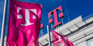Miliardarul Zoltan Teszari cumpără, împreună cu un alt mogul media, operatorul de telefonie mobilă Telekom România
