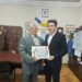 Profesorul Marius Popescu, 41 de ani la catedră fără nici o zi concediu medical. El a pictat la intrarea în sala de sport din școală dictonul  „Mens sana in corpore sano”