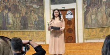 Aleșdeanca Bianca Andreea Urs, Profesor Excellentia. E profesor asociat la Studii Europene la Cluj și a studiat Politici Publice la Paris