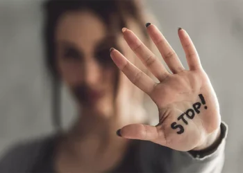 Legislația UE privind combaterea violenței împotriva femeilor intră în vigoare