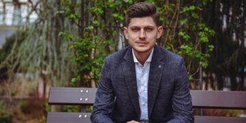 Tânărul cu studii la Londra care la 26 de ani a devenit primar de comună. Andrei Obreja va lua locul unui primar care a avut 5 mandate