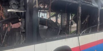 Un autobus a ars complet pe o stradă din Oradea