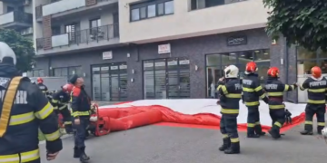 O femeie ar fi amenințat că se aruncă de la etajul 5 al unui bloc