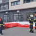 O femeie ar fi amenințat că se aruncă de la etajul 5 al unui bloc