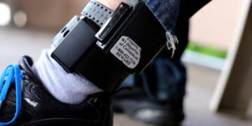 Guvernul a extins folosirea brățărilor electronice. Cine va mai fi urmărit