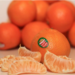 Ce ascund codurile de pe micile autocolante lipite pe fructe