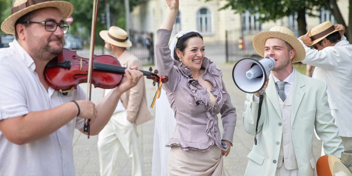 Pamflet politic în Piața Unirii, în deschiderea Festivalului Internațional de Teatru Oradea