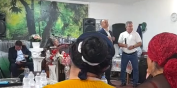 VIDEO. Înregistrări halucinante cu primarul de Ineu în campanie la biserica din colonia de rromi. Spune că Morna, contracandidatul său va trimite milițienii să-i băge în lagăre. „Eu trec pe lângă voi, nu vă ascult, îmi rupeți un picior, nu-i bai…Ne și înjurăm, ne și certăm, dar ne împăcăm.. M-au sunat românii din Botean: Știți ce zic români: domn primar, o zis că sunteți cu țâganii…Nu mi-e rușine, eu știu limba țâgănească, o și vorbesc pretutindeni…Vin să vă cumpere pe un kil de ulei…Ori te duci cu ăla ca mine și care nu-i nici 100% la cap si vă oferă ajutor la orice oră, ori cu ăla care vine cu dronele” 