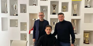 Atacantul cu alură de uriaș, care a jucat la CAO Oradea, a semnat cu Lecce până în 2028. Jason Kodor are 18 ani