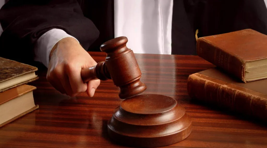 ÎCCJ a decis: instanţele de judecată nu pot lăsa neaplicată dezlegarea chestiunii de drept privitoare la aplicarea principiului mitior lex în materia întreruperii cursului prescripţiei răspunderii penale
