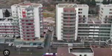 Un orădean s-a aruncat de la etajul 9 al unui bloc de pe Calea Aradului. Le-a cerut celor prezenți să-l filmeze