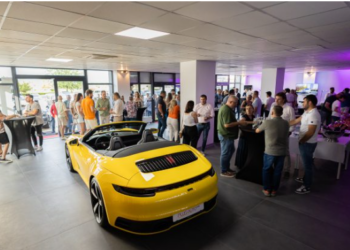 Mașini premium și de lux în noul showroom Plus Autotrade din Oradea. Aston Martin DBX, Porsche Cayenne Turbo S, Porsche 911 Cabrio, Alfa Romeo Stelvio Quadrifoglio, BMW XM