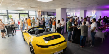 Mașini premium și de lux în noul showroom Plus Autotrade din Oradea. Aston Martin DBX, Porsche Cayenne Turbo S, Porsche 911 Cabrio, Alfa Romeo Stelvio Quadrifoglio, BMW XM