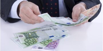 Guvernul a adoptat proiectul de lege privind salariul minim european