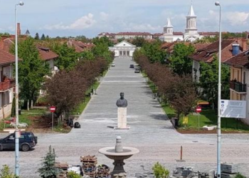 S-a înjunghiat în centrul Șteiului, în fața fostei iubite
