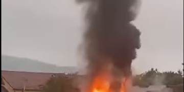 Un autocamion și un tir au ars violent pe DN 76 la Ceica