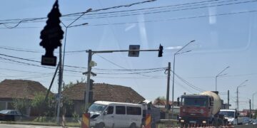 Patru oameni la spital după ce o dubă cu o remorcă plină cu fier a intrat într-un stâlp pe Densușeanu