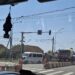 Patru oameni la spital după ce o dubă cu o remorcă plină cu fier a intrat într-un stâlp pe Densușeanu