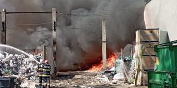 Pompierii din Bihor la un incendiu devastator pe 3000 m la o hală de deșeuri carton și hârtie