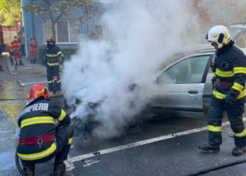 Un autoturism aflat în mers a luat foc pe o stradă din Oradea