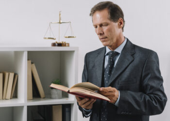 O nouă profesie juridică: asistentul judecătorului. Legea e gândită ca fiecare judecător să aibă un asistent
