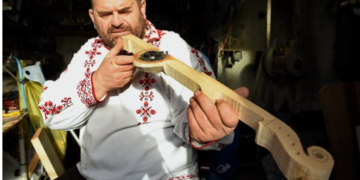 Instrumentul fabricat de Marius Mihuț din Cihei a ajuns în panoplia președintelui Armeniei. Îl puteți întâlni la Târgul Meșterilor Populari
