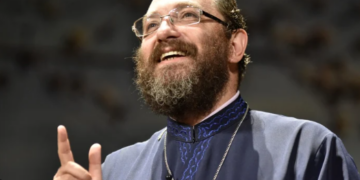 Preotul Constantin Necula, cunoscut pentru nonconformisul său în propăvăduirea credinţei, conferențiază în Piațeta Apollo din stațiunea Băile Felix