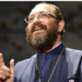 Preotul Constantin Necula, cunoscut pentru nonconformisul său în propăvăduirea credinţei, conferențiază în Piațeta Apollo din stațiunea Băile Felix