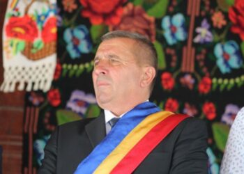 Primarul, viceprimarul și secretarul unei comunei , reținuți pentru turism electoral. Un vot: 700 lei