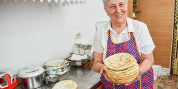 A lucrat 40 de ani ceasornicar. La 76 de ani, tanti Paraschiva e vestită pentru plăcintele bihorene din prăvălia din centrul Sibiului. Rețeta, culeasă de la Băile Felix