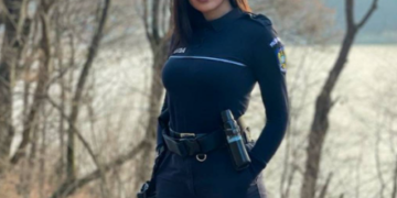 Polițistă, fostă purtătoare de cuvânt, trimisă în judecată pentru corupție. Ea ar fi fost instigator